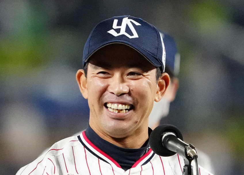 11月1日、広島戦の試合後にあいさつするヤクルト雄平