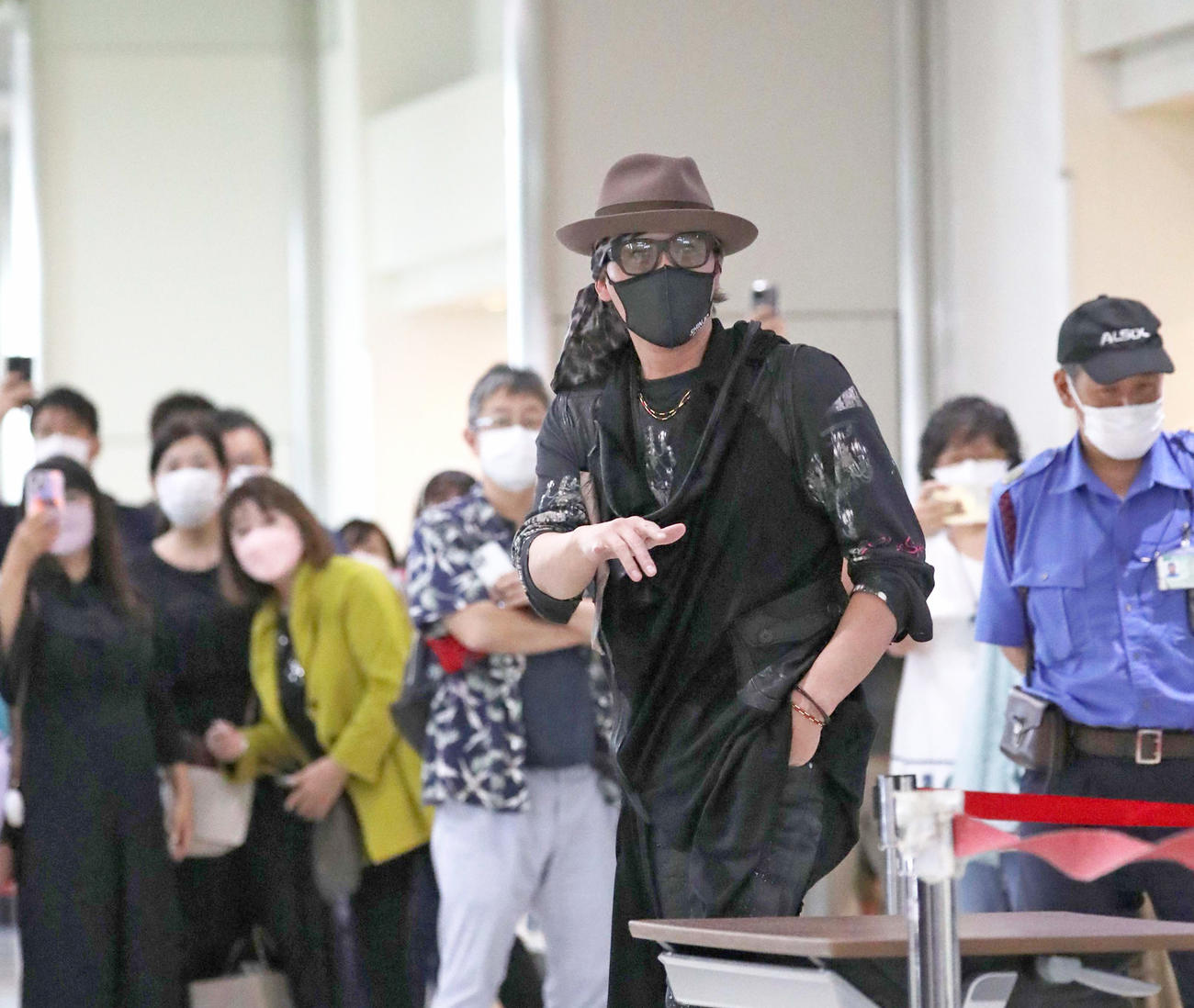 沖縄・那覇空港に到着した日本ハム新庄監督（撮影・黒川智章）