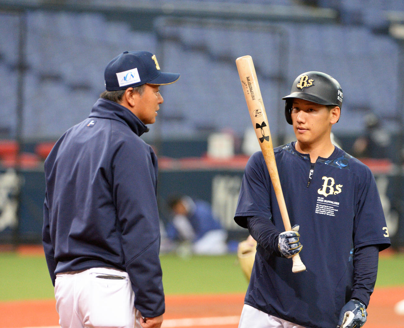 18年、オリックス吉田正尚（右）と話す藤井康雄コーチ