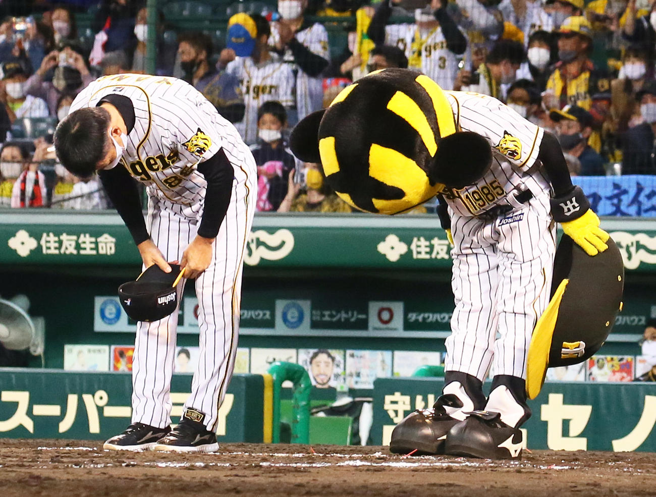 阪神対巨人　試合後、スタンドにお辞儀する阪神矢野監督（左）（撮影・足立雅史）
