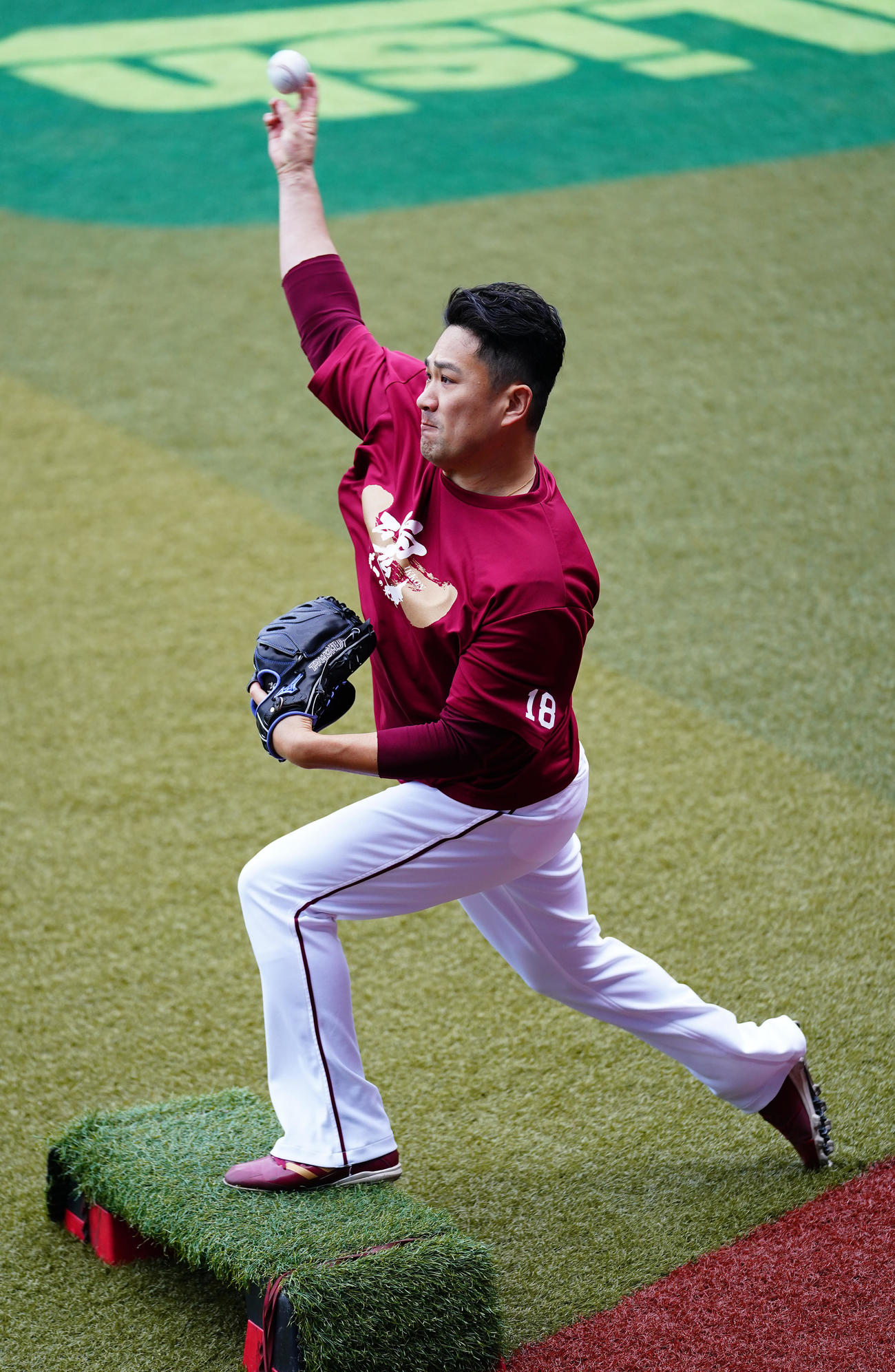 ロッテ対楽天　試合前、キャッチボールで調整する楽天田中将（撮影・菅敏）