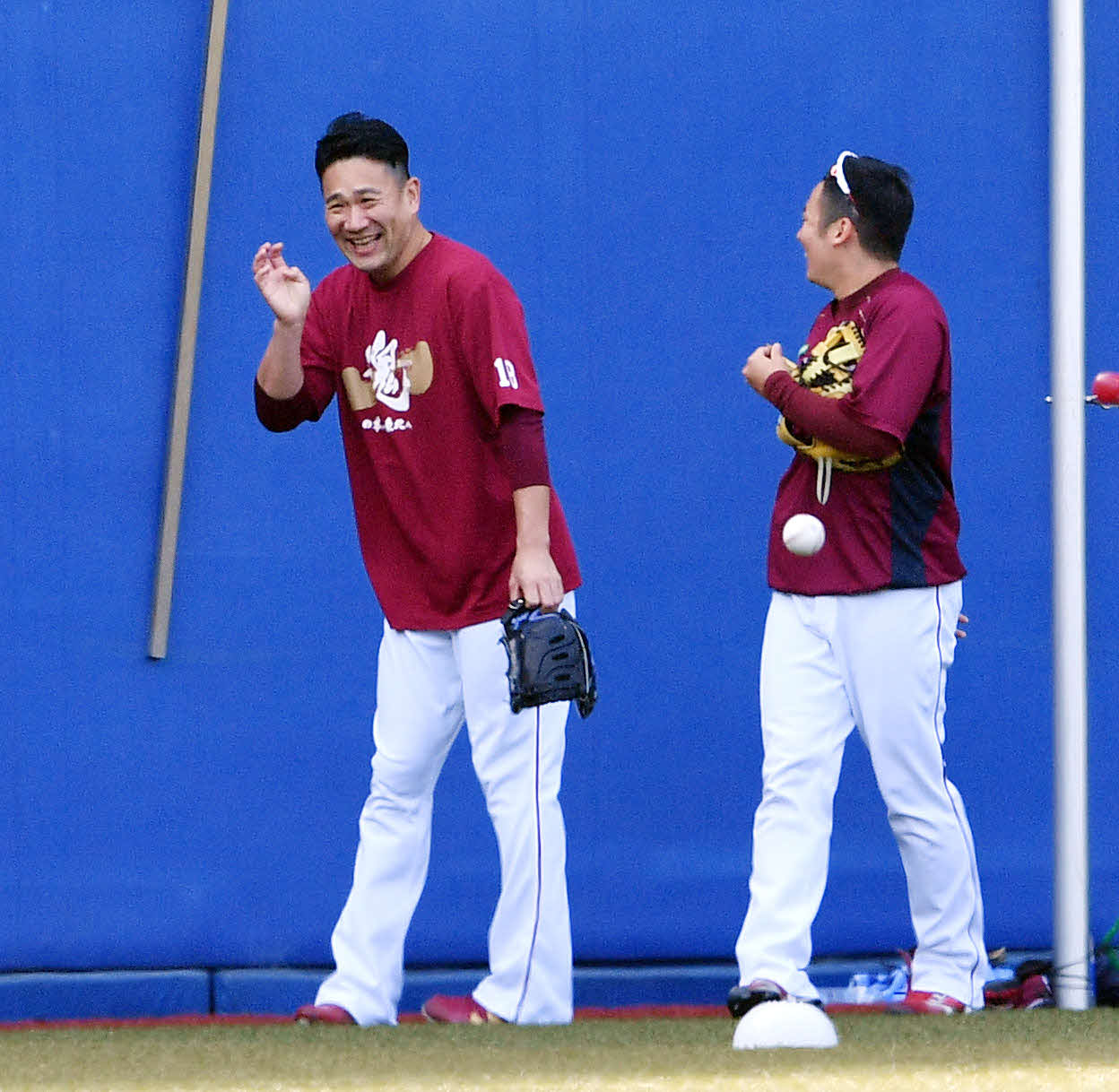 ロッテ対楽天　試合前練習で笑顔の楽天田中将（左）と松井（撮影・滝沢徹郎）
