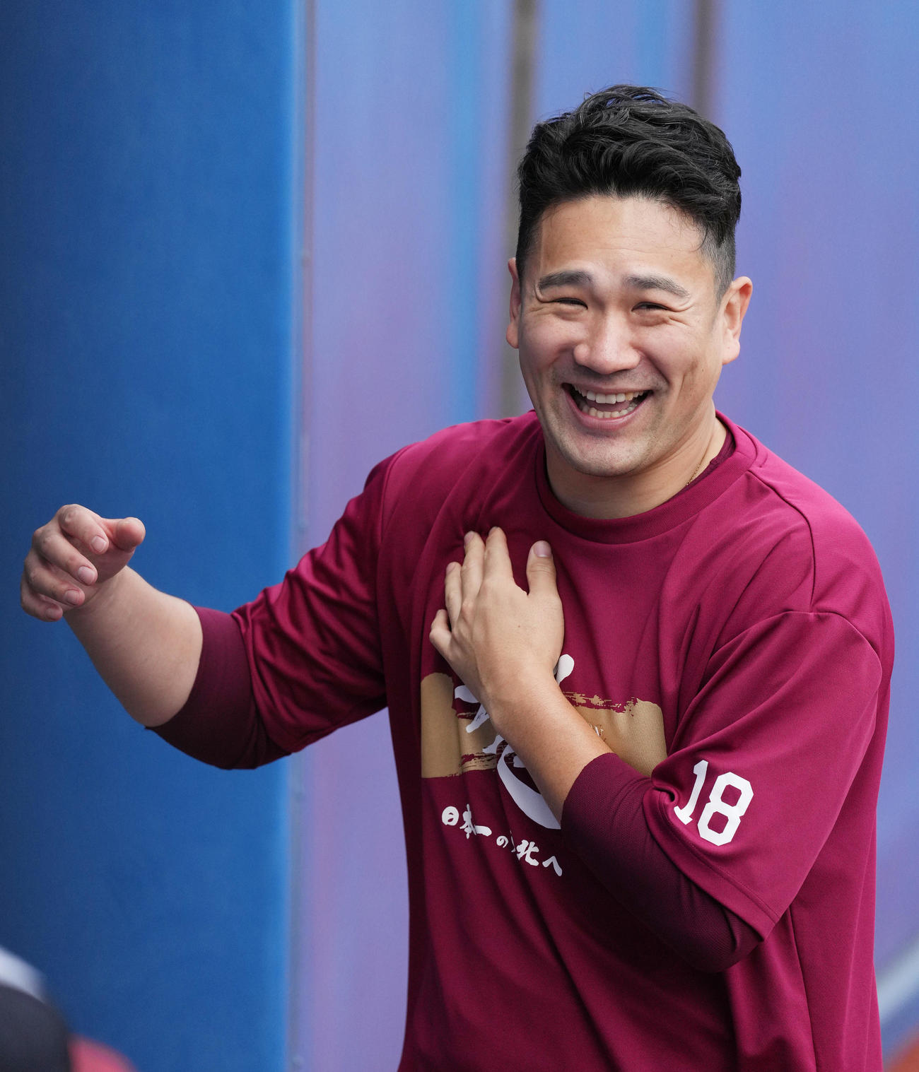 ロッテ対楽天　試合前、リラックスした表情で練習をする楽天田中将（撮影・菅敏）