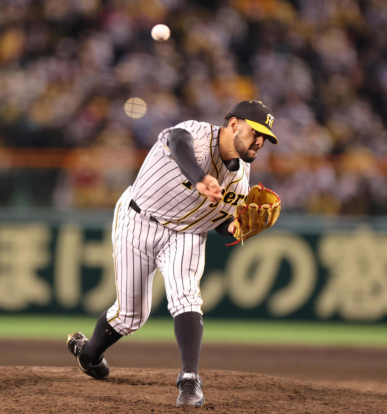 阪神対巨人　8回途中から登板するスアレス（撮影・清水貴仁）