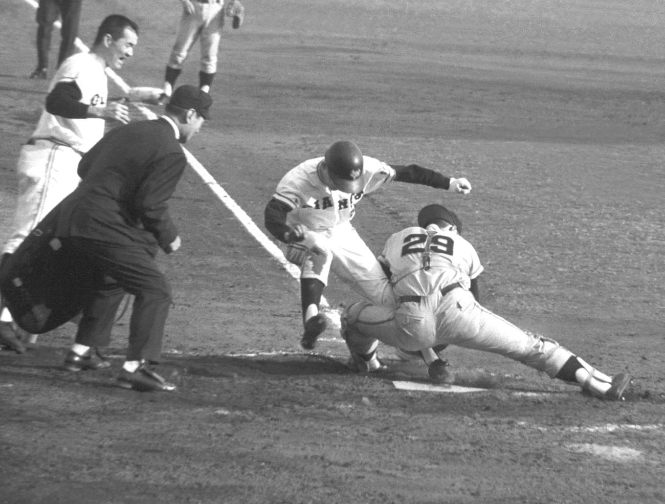 69年　日本シリーズ第4戦　長嶋が三振に倒れた時、一塁走者王、三塁走者土井がダブルスチール、土井は岡村捕手のブロックの隙間に左足を入れ生還