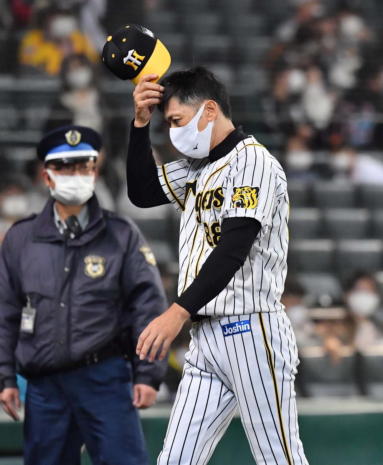 阪神対巨人　シーズンを終えた矢野監督は肩を落としてベンチに引き揚げる（撮影・上田博志）