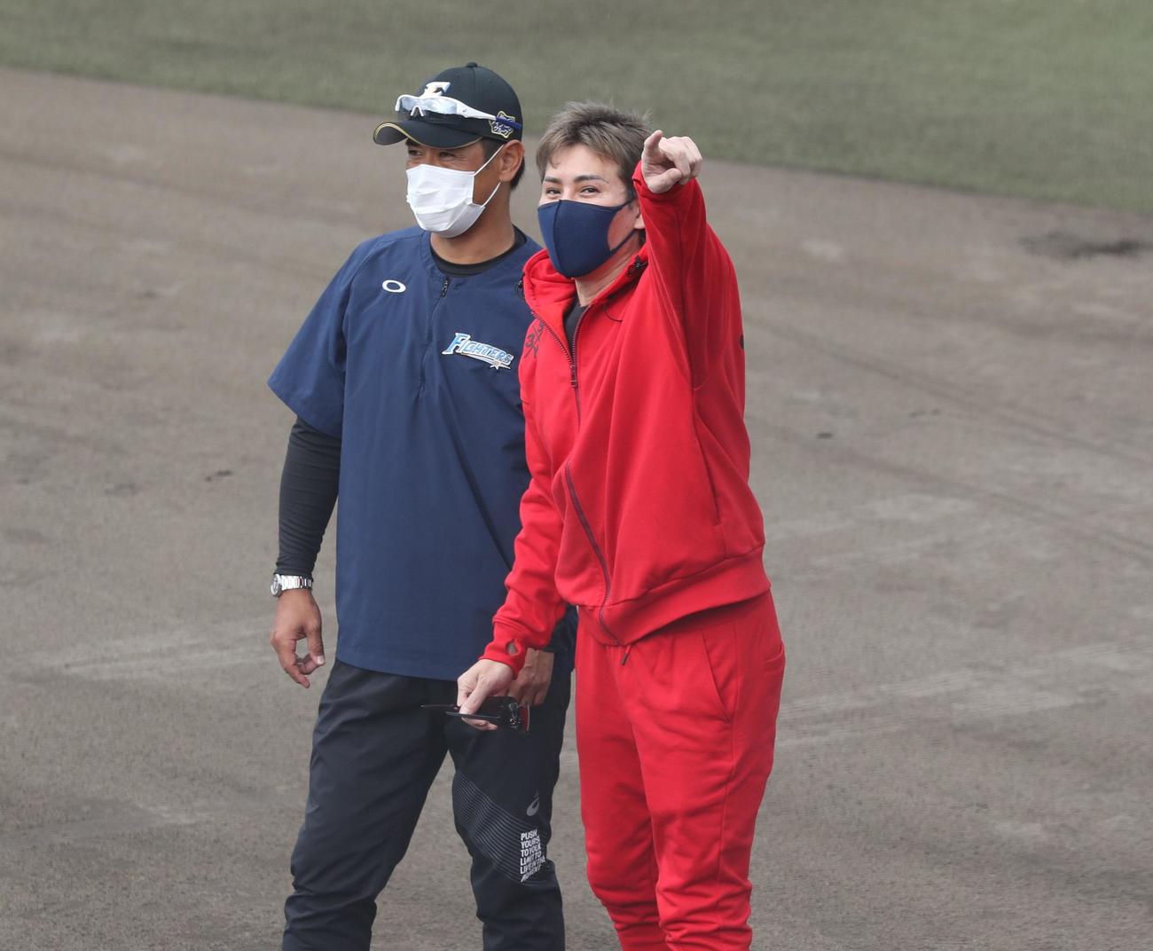 9時52分　稲葉GM（左）と話す新庄監督（撮影・黒川智章）