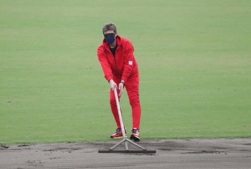 11時26分 グラウンド整備する新庄剛志監督(撮影・黒川智章)