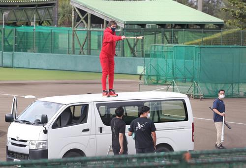 車の屋根に上り指示を出す新庄監督(撮影・黒川智章)