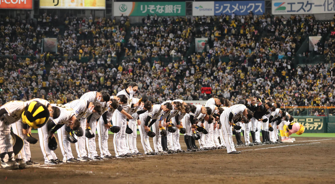 阪神対巨人　試合を終えファンにあいさつする阪神の選手ら（撮影・清水貴仁）