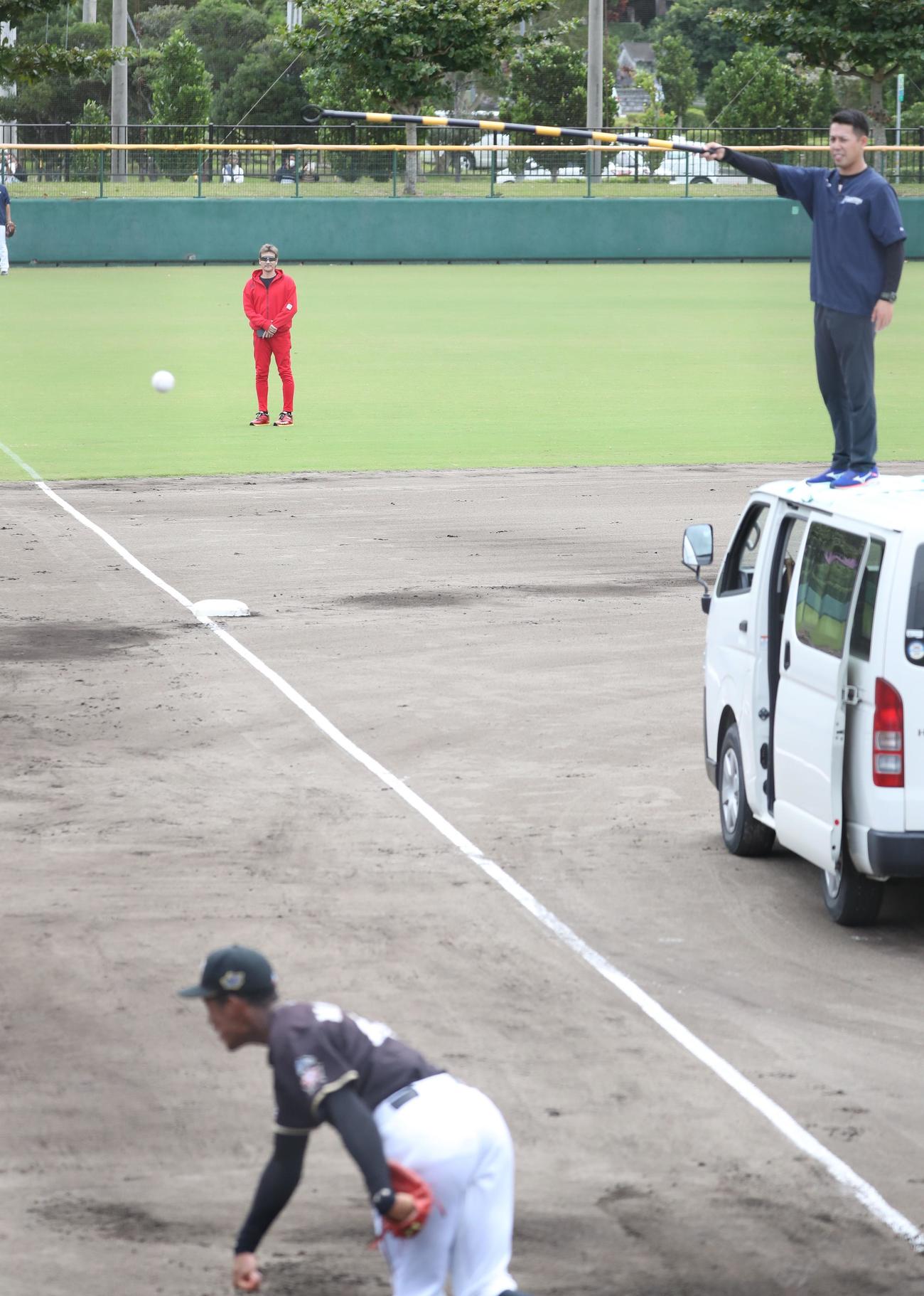 遠投でボールの高さを意識させた練習を見つめる新庄剛志監督（撮影・黒川智章）