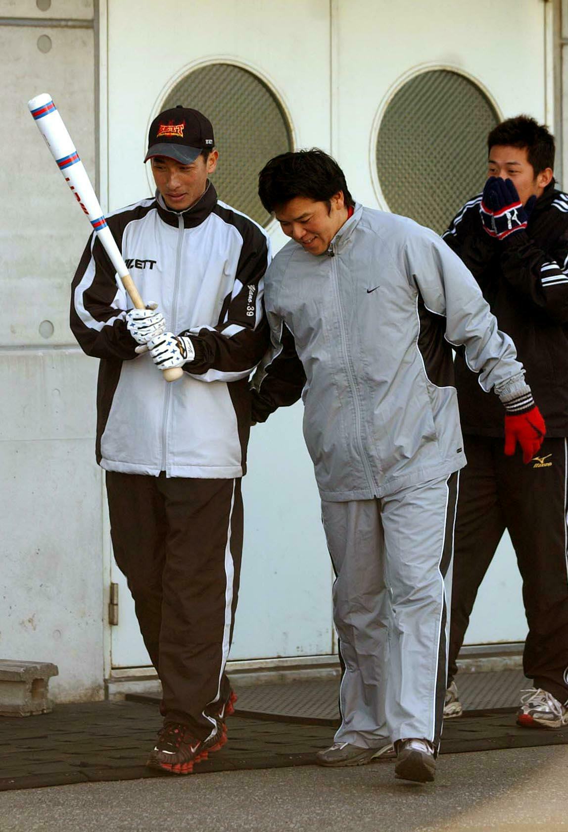2004年阪神自主トレで野村克則（中央）は矢野にあいさつする。右は梶原康司（2004年1月23日）