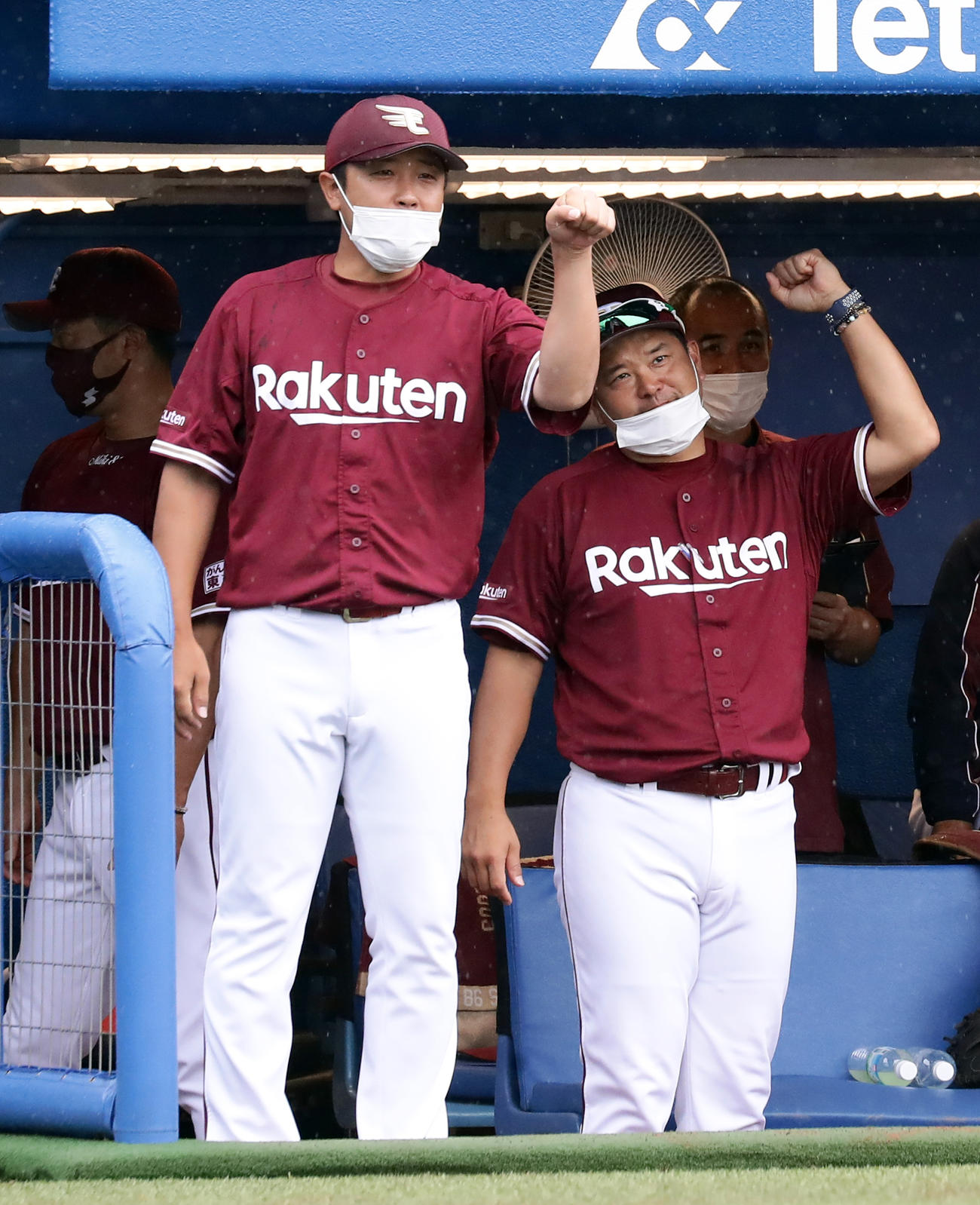 楽天の鉄平打撃コーチ（左）と野村克則育成捕手コーチ（2020年6月14日）