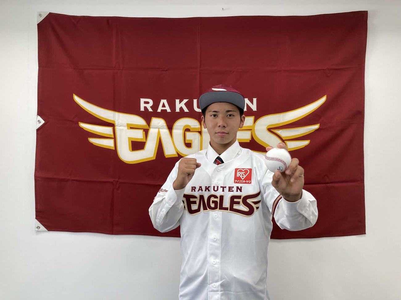 楽天ドラフト4位の神村学園・泰は入団交渉を終え、ポーズをとる（球団提供）