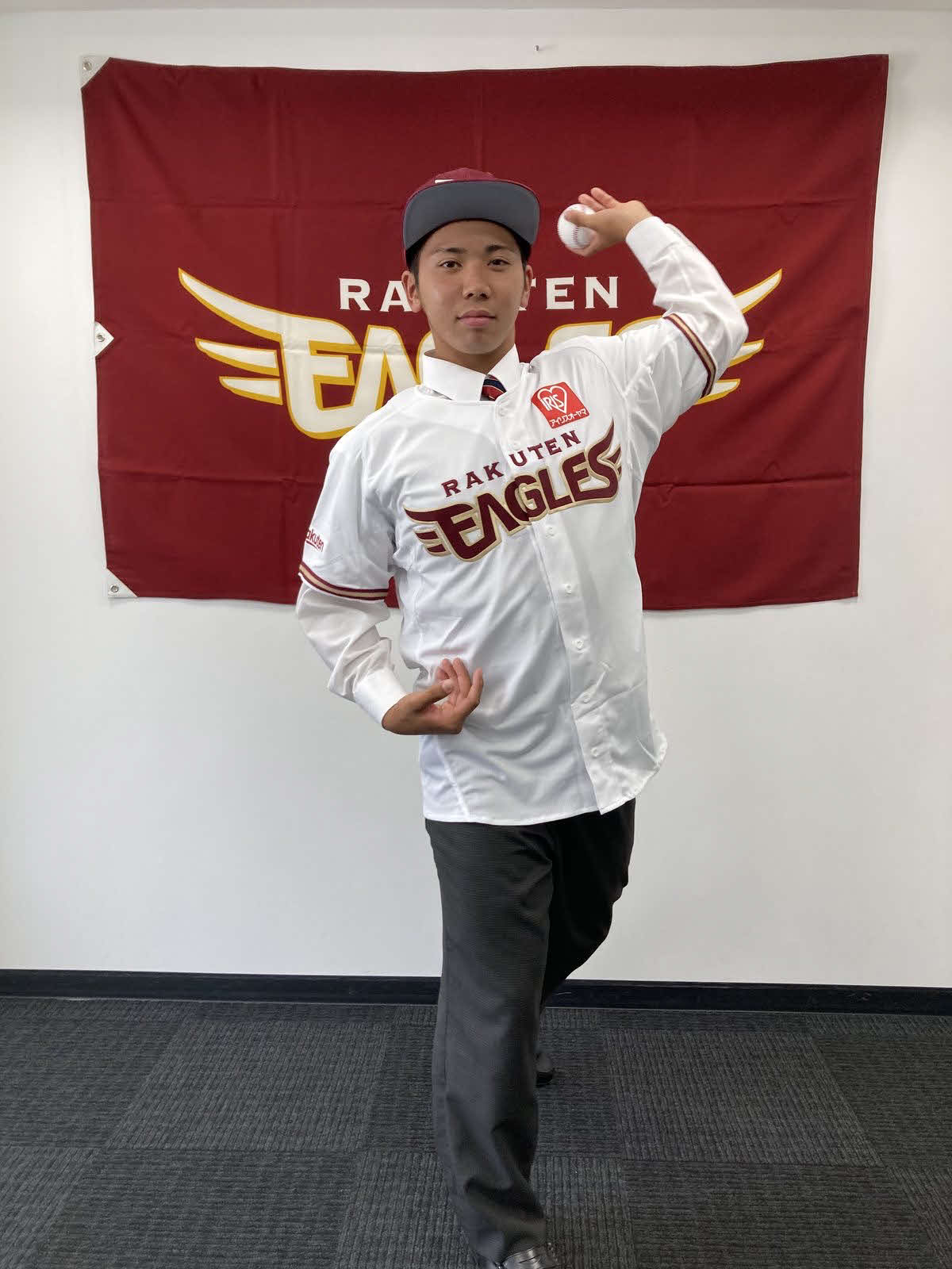 楽天ドラフト4位の神村学園・泰は入団交渉を終え、ポーズをとる（球団提供）