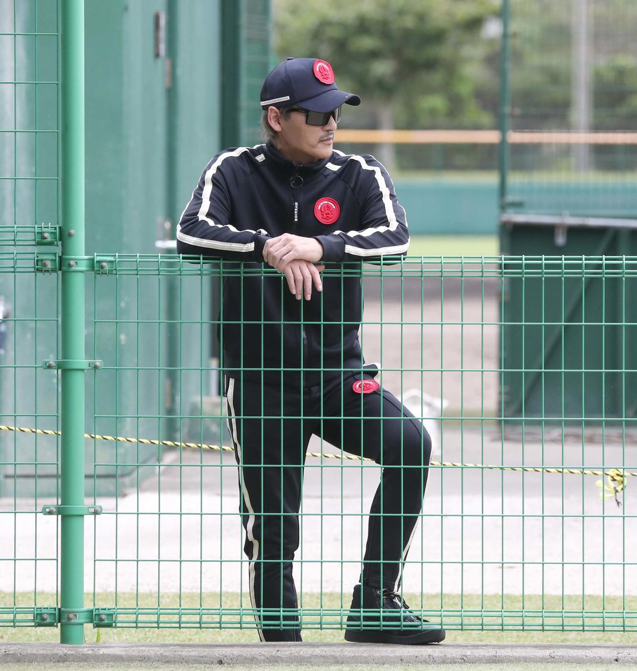 13時40分　ブルペンを視察する新庄監督（撮影・黒川智章）