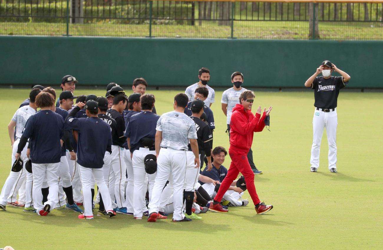 選手と記念撮影し笑顔の新庄監督（撮影・黒川智章）