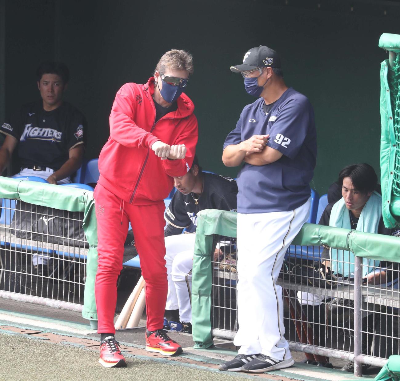 木田2軍総合兼投手コーチと話す新庄監督（撮影・黒川智章）
