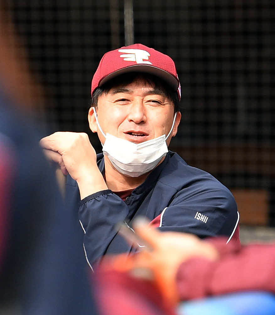CSファーストステージ　ロッテ対楽天　試合前練習で笑顔の楽天石井GM兼監督（2021年11月7日撮影）