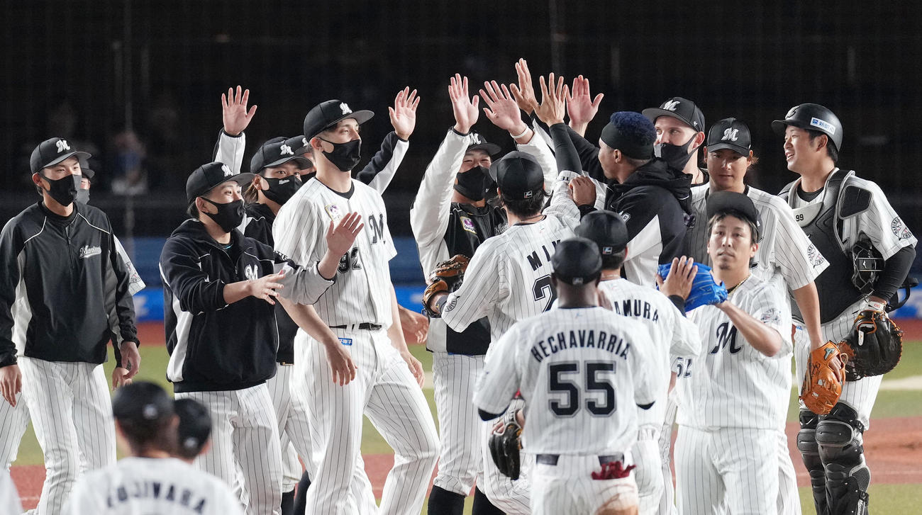 ファイナルステージに進出し喜ぶロッテナイン（2021年11月7日撮影）