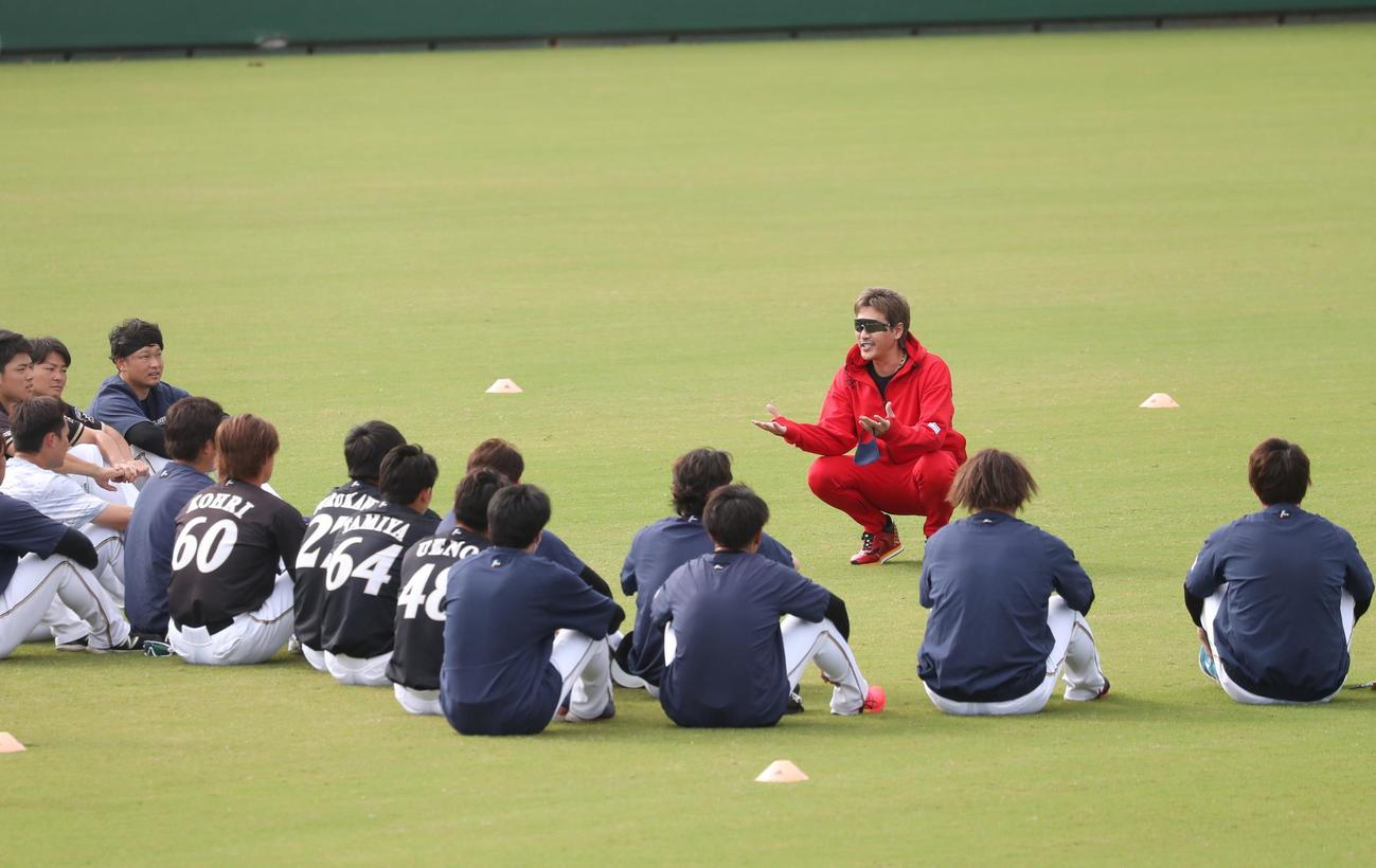 選手を座らせあいさつする新庄剛志監督（撮影・黒川智章）