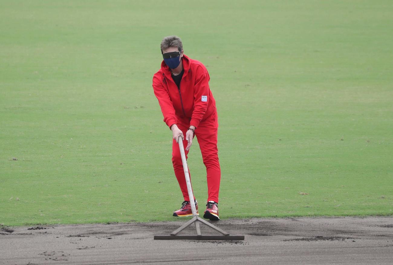 11時26分　グラウンド整備する新庄剛志監督（撮影・黒川智章）