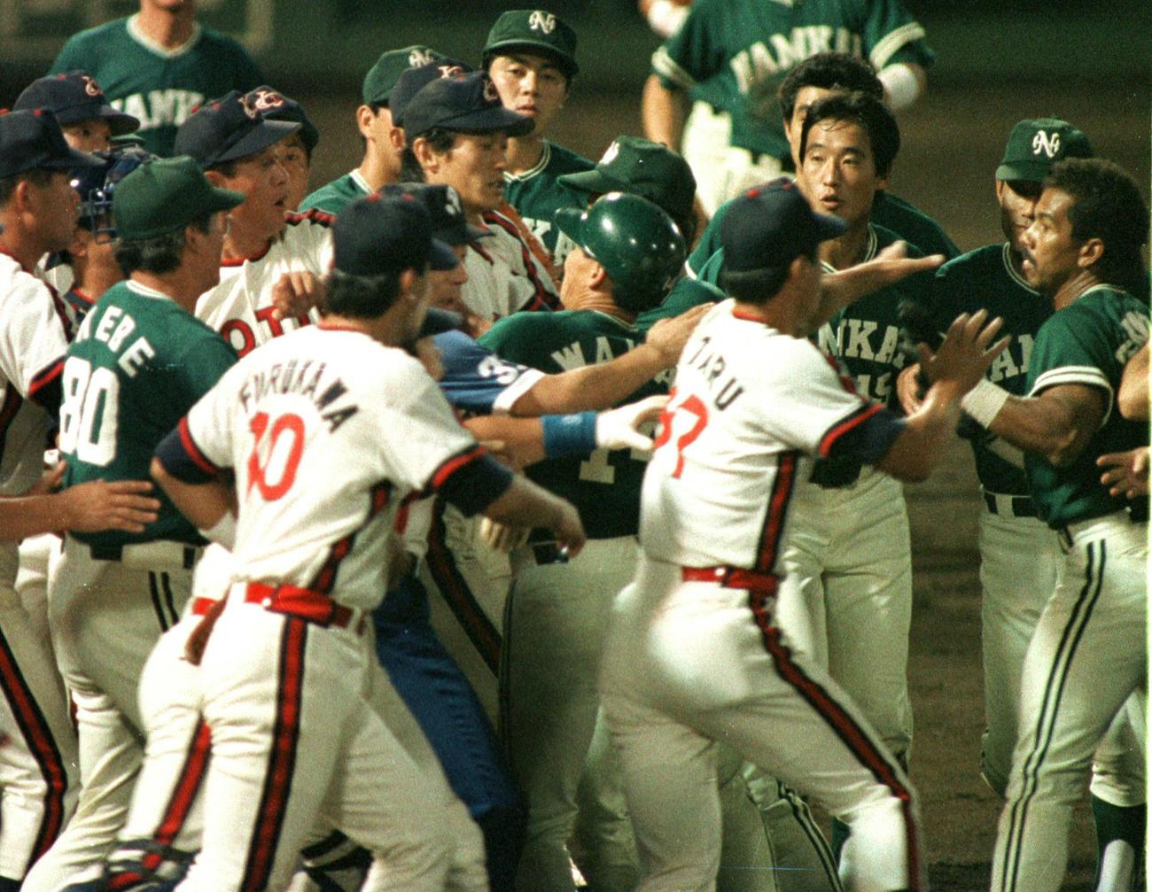 ロッテ対南海　南海のトニー・バナザード（右端）ともみ合う有藤監督（左から4人目）らロッテナイン（1988年9月1日撮影）