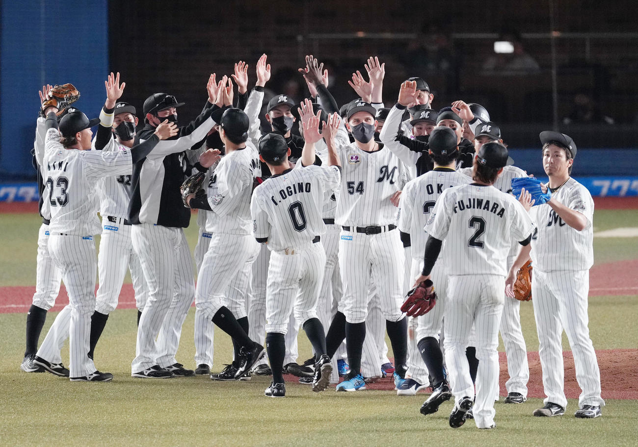 7日、ファイナルステージ進出を決め歓喜のロッテナイン