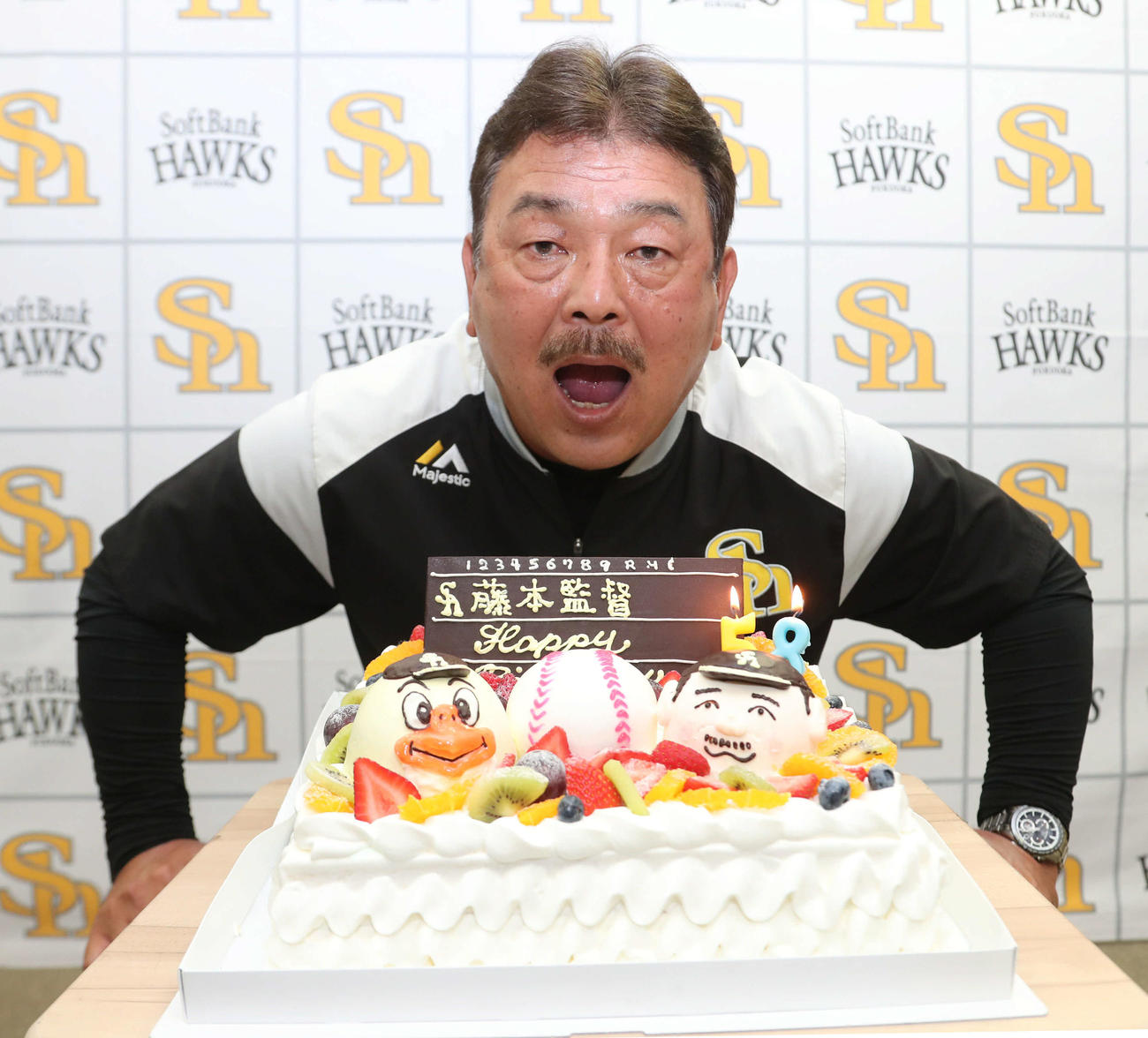 58歳の誕生日を迎え、バースデーケーキを贈られた藤本監督（撮影・梅根麻紀）