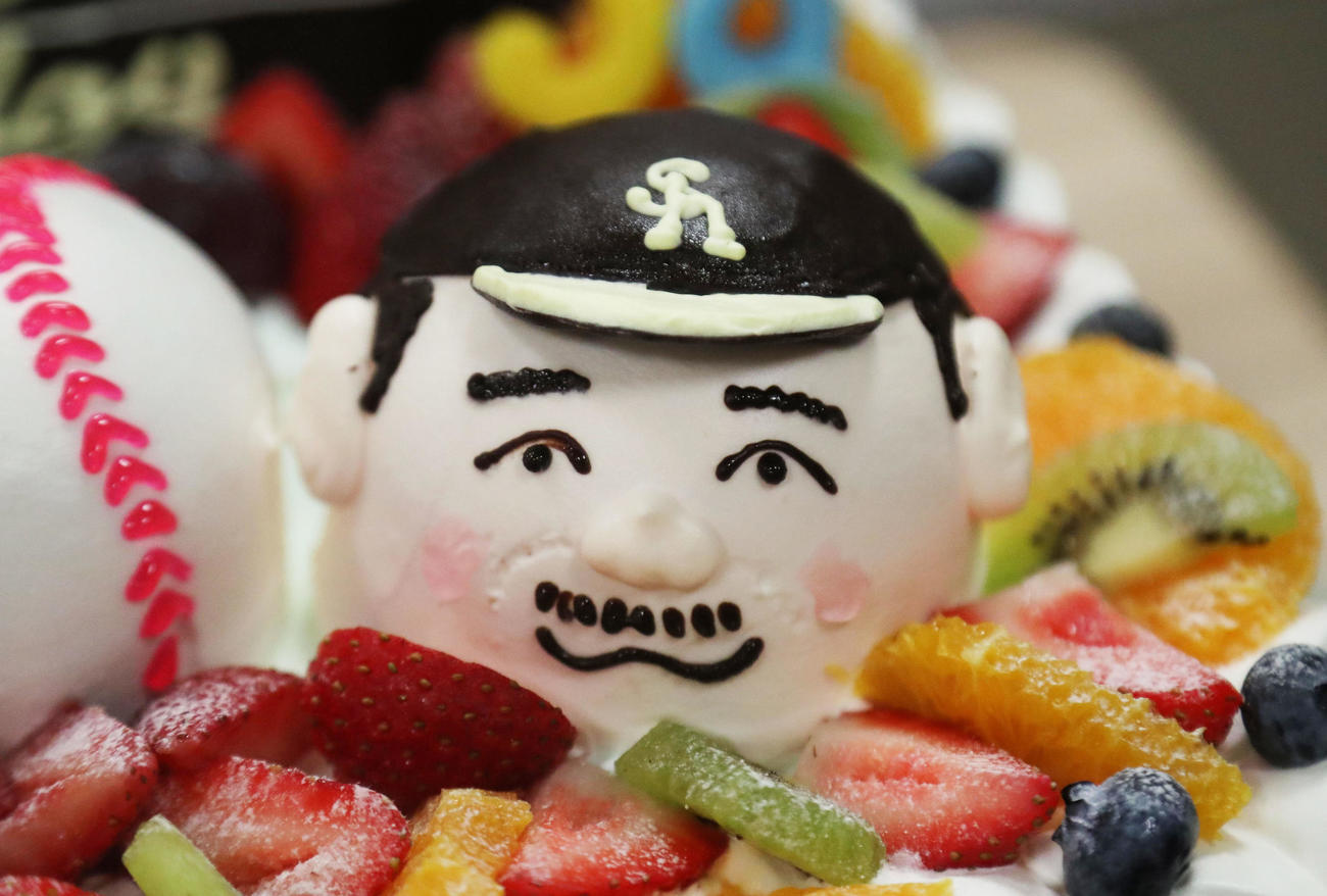 ケーキになった藤本監督（撮影・梅根麻紀）