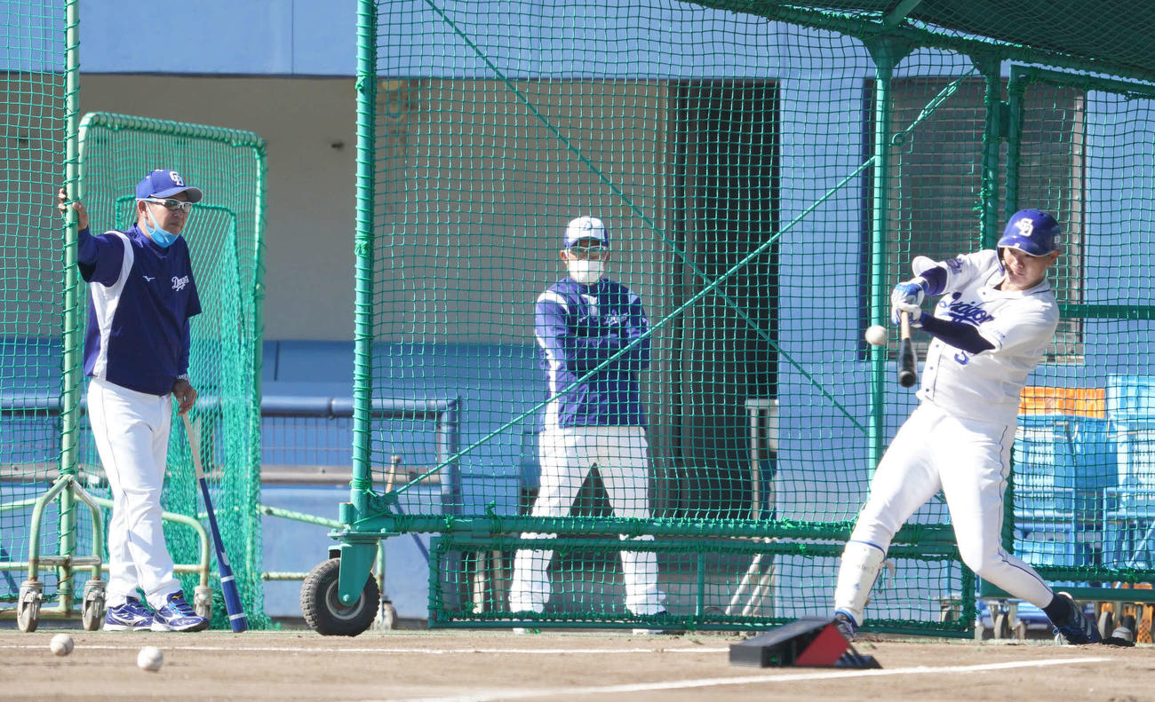 中日立浪和義監督（左）と高橋周平（右）（2021年11月5日撮影）