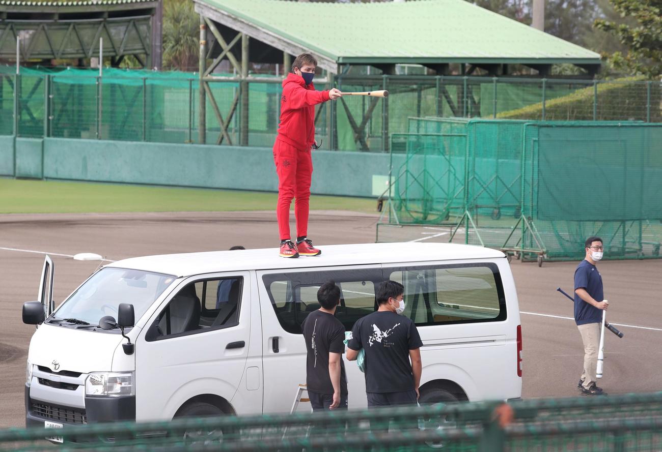 グラウンドに車を入れ屋根に登り指示する新庄監督（撮影・黒川智章）