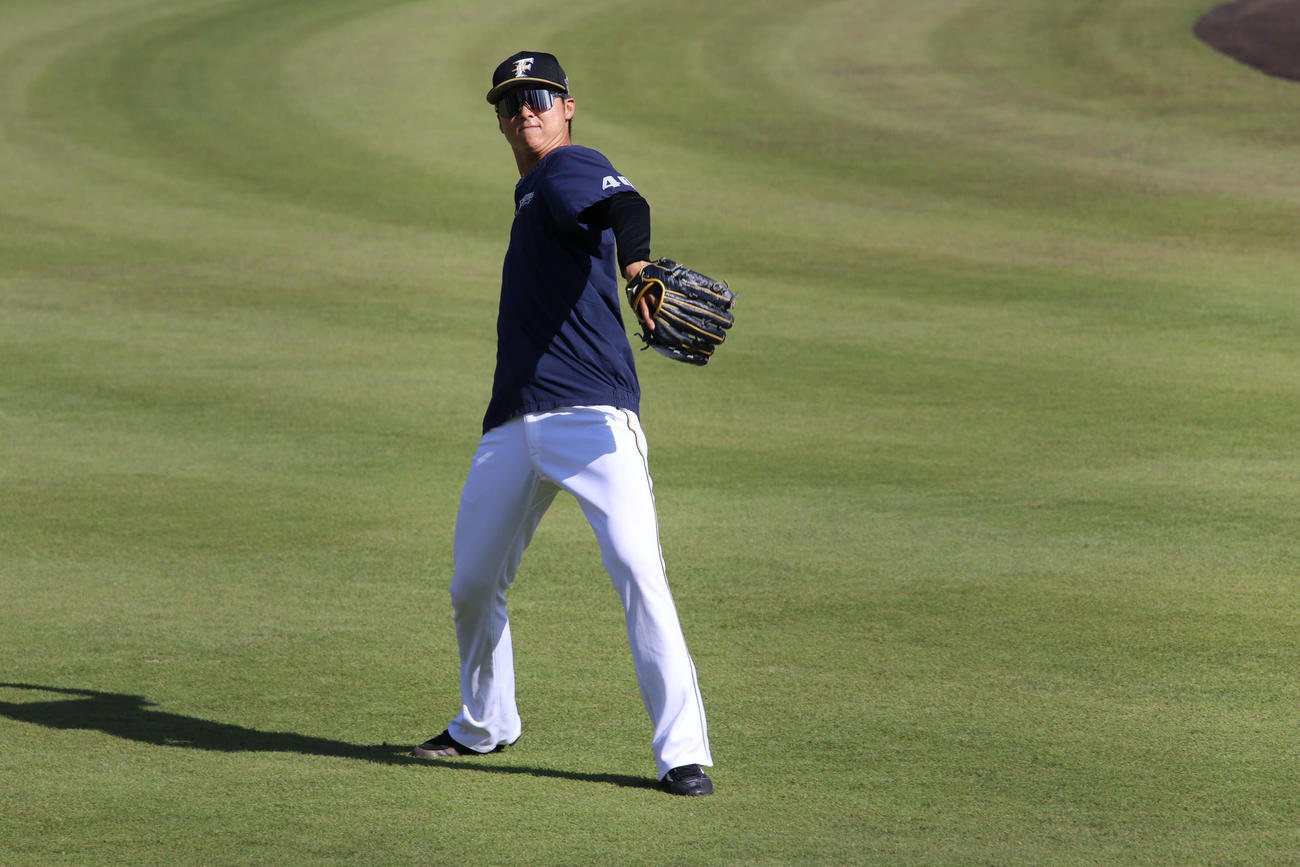 キャッチボールをする田中（撮影・小林憲治）