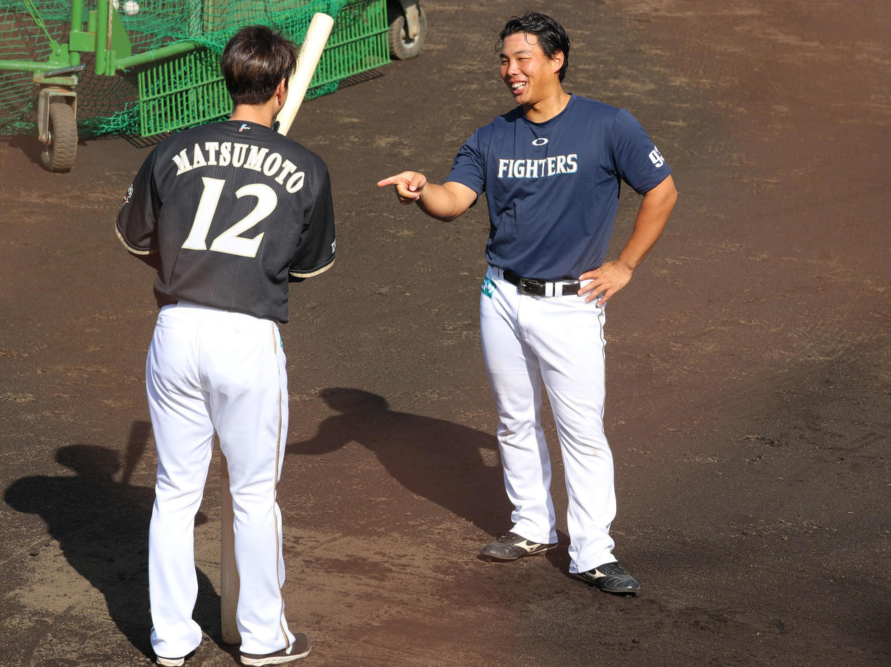 松本（左）とバットについて談笑する樋口（撮影・小林憲治）