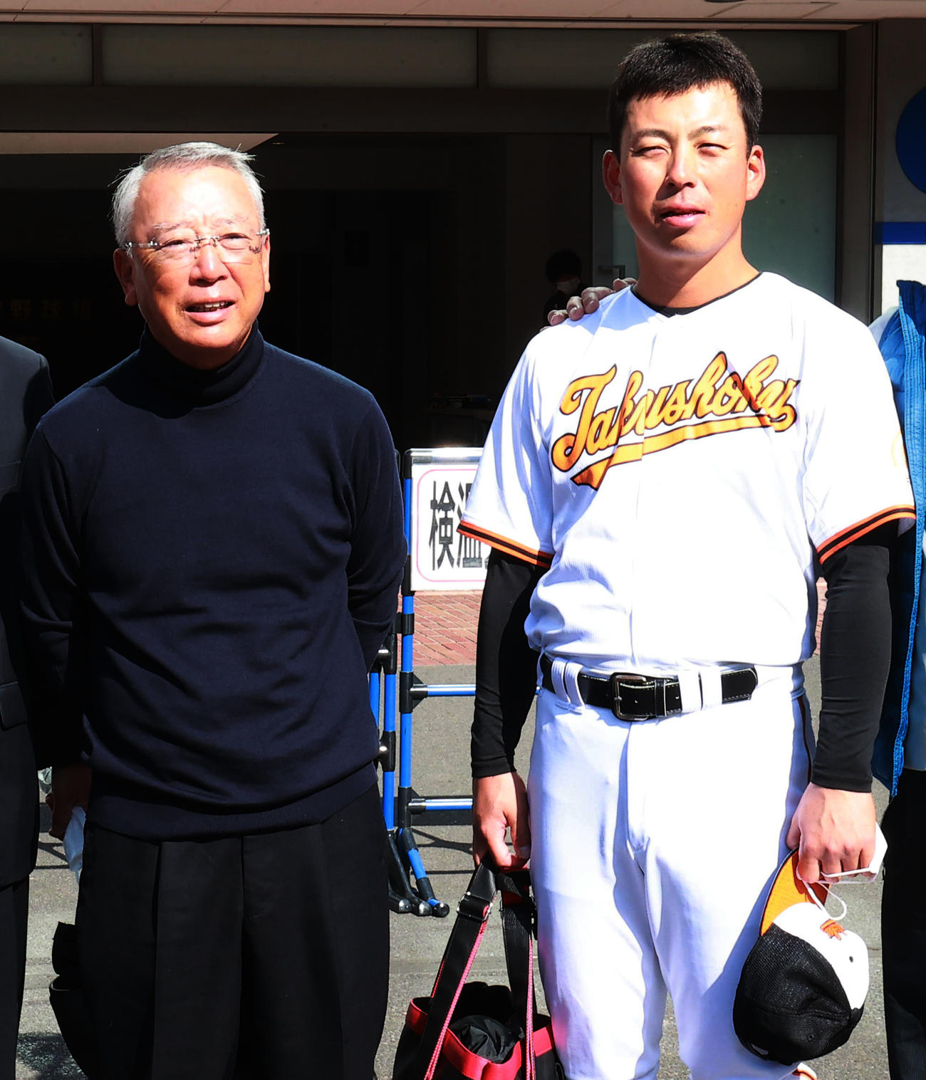 東農大対拓大　観戦後に長男の拓大・馬淵烈監督（右）と対面した明徳義塾・馬淵史郎監督（撮影・野上伸悟）