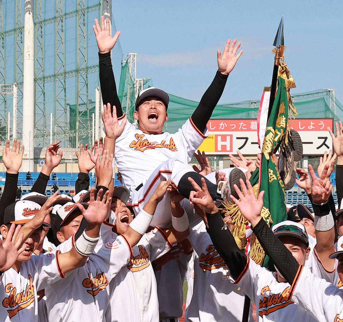 2部優勝の拓大・馬淵監督は表彰式後、選手に胴上げされる（撮影・野上伸悟）
