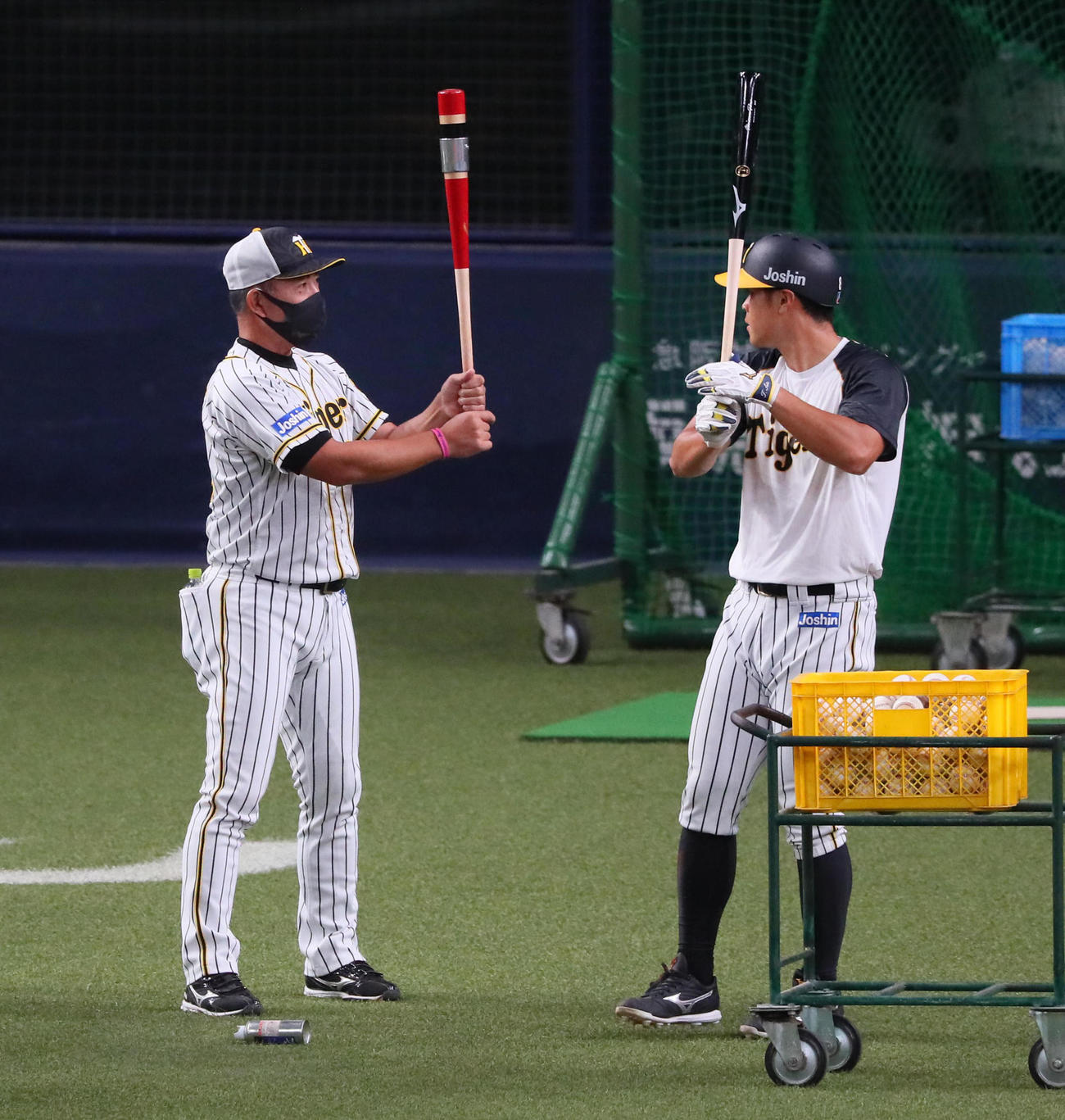井上一樹コーチ（左）の指導を受ける佐藤輝明（2021年8月13日撮影）