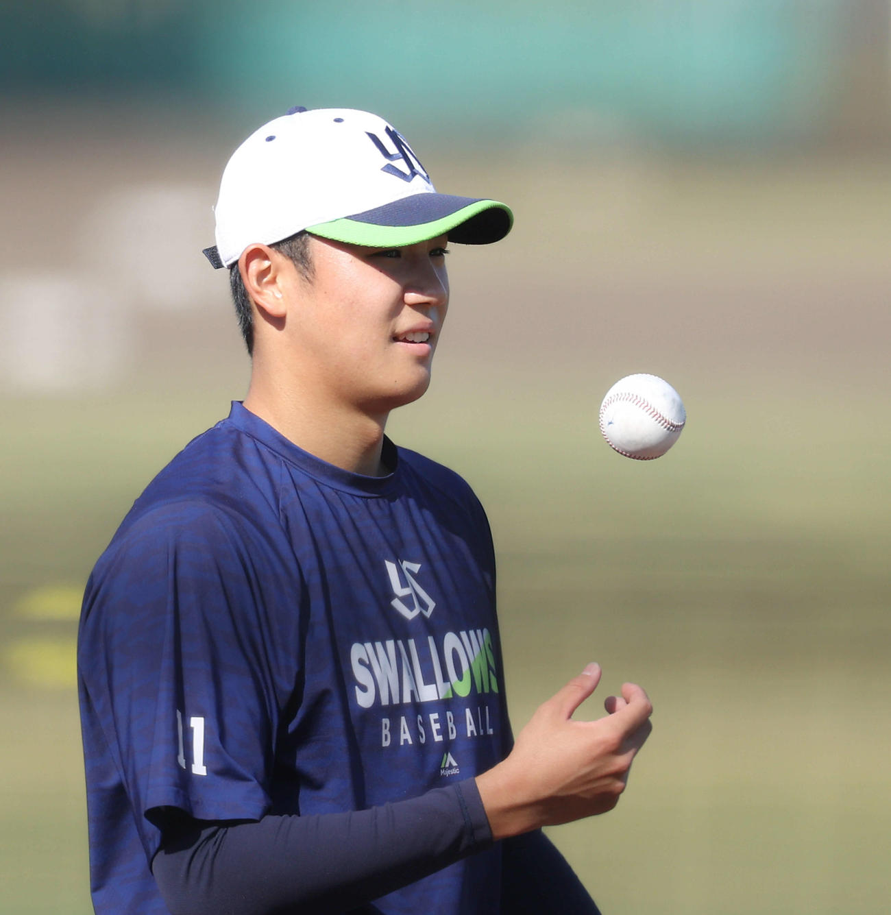 キャッチボールするヤクルト奥川（撮影・河田真司）
