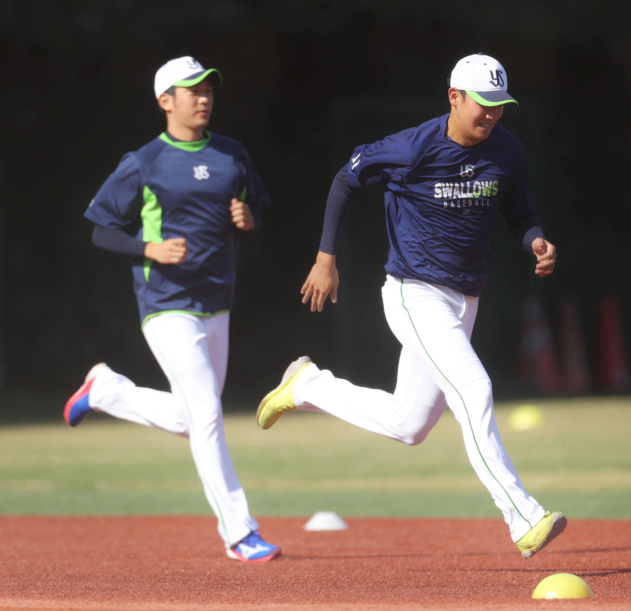 ダッシュするヤクルト奥川（右）と原（撮影・河田真司）