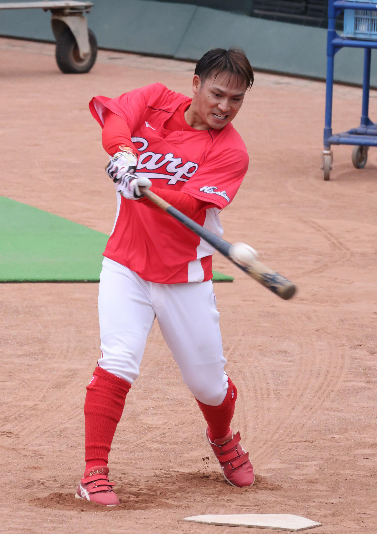 ランチタイムにロングティーを行う田中広輔（撮影・加藤孝規）