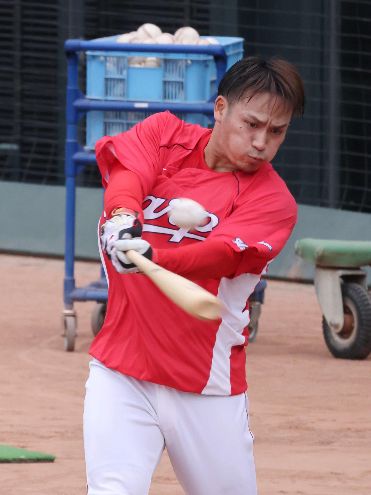 ランチタイムにロングティーを行う田中広輔（撮影・加藤孝規）