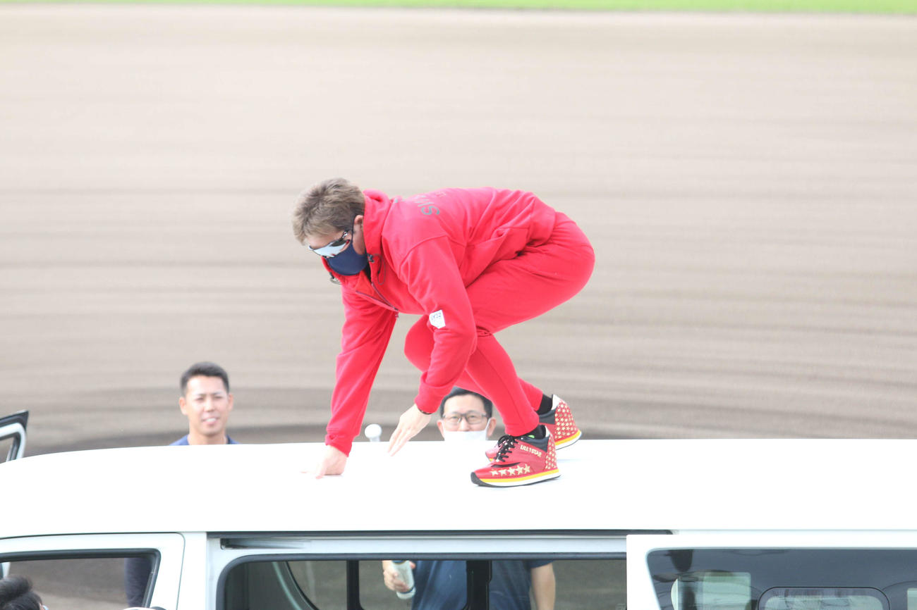 グラウンドに入れた車の屋根に上がる日本ハム新庄監督（中央）（撮影・木下大輔）