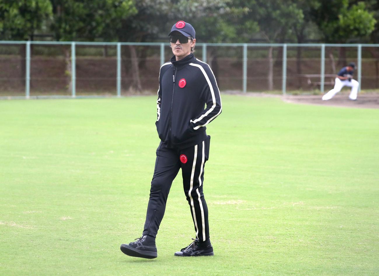 13時44分　サブグラウンドを視察する新庄監督（撮影・黒川智章）