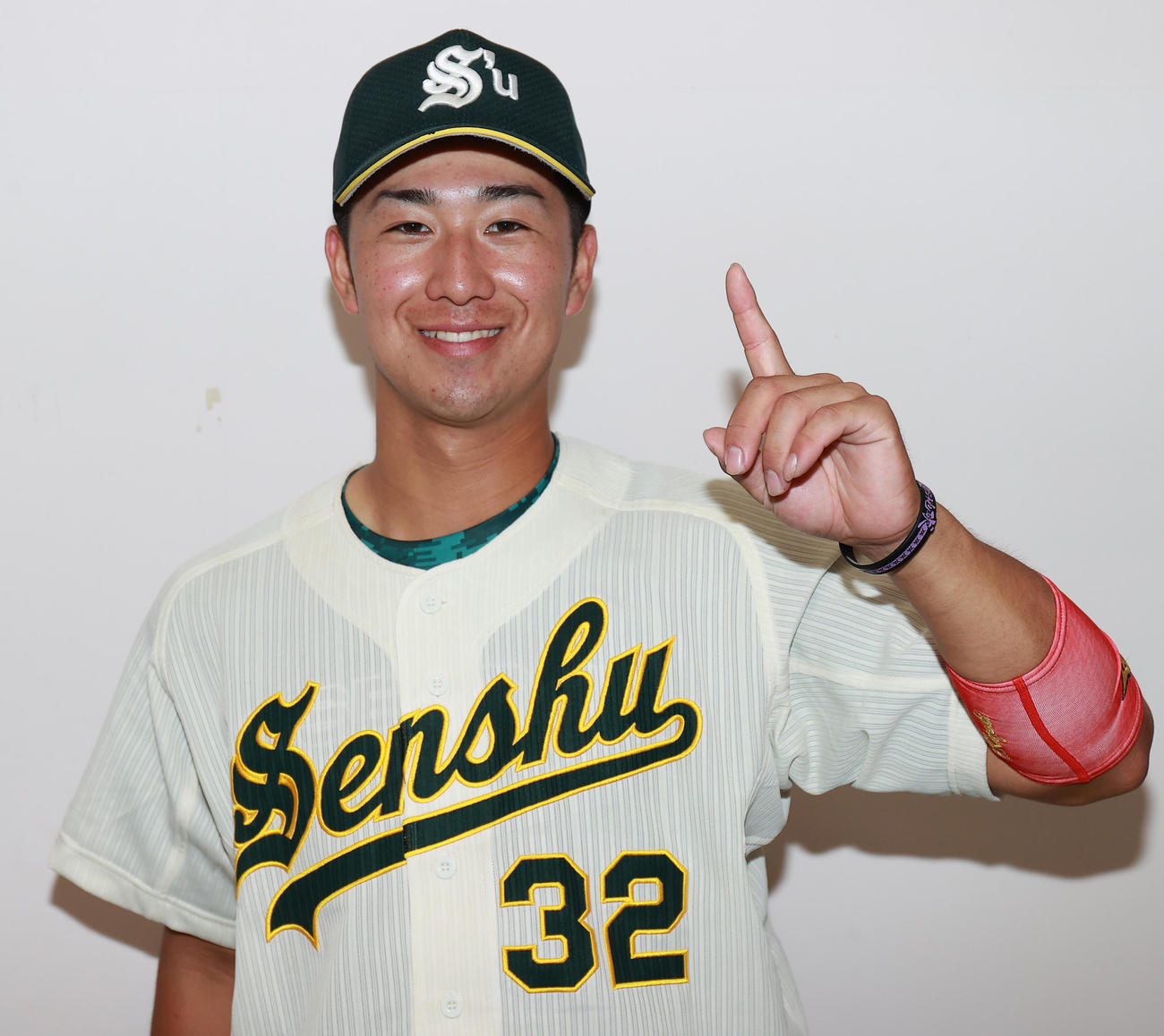 国士舘大対専大　笑顔で1番ポーズの専大・南保（撮影・野上伸悟）