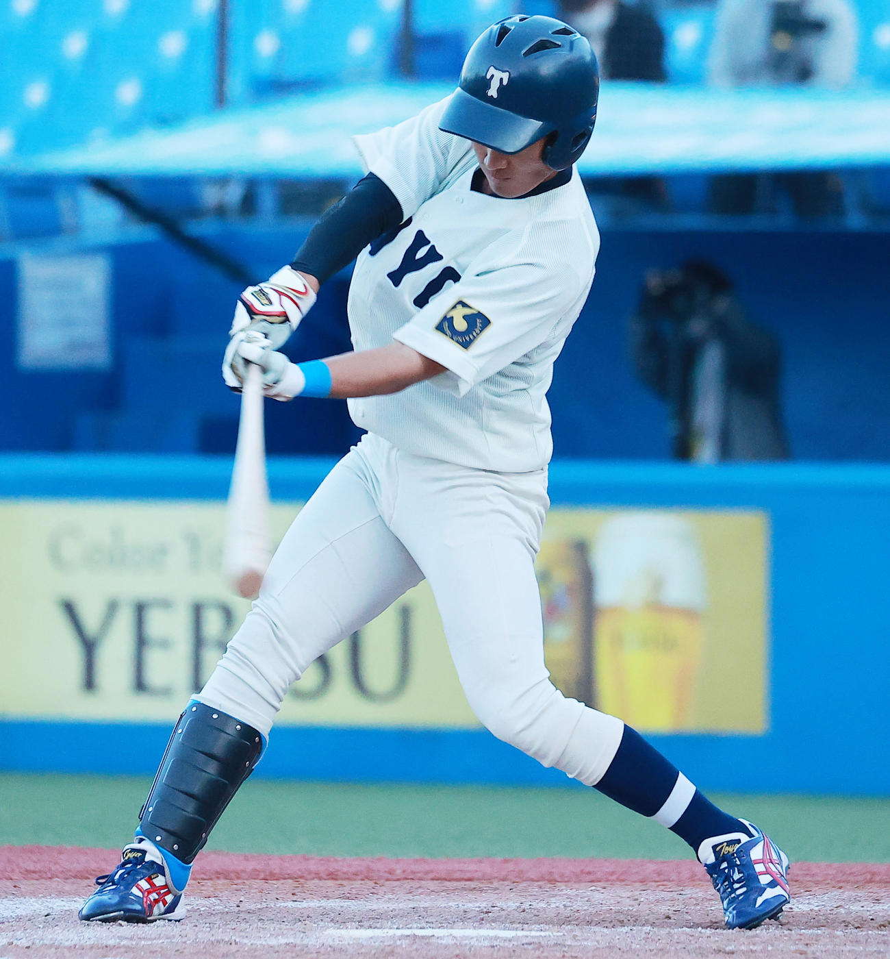 立正大対東洋大　3回裏東洋大2死一、二塁、左前適時打を放つ矢吹（撮影・野上伸悟）