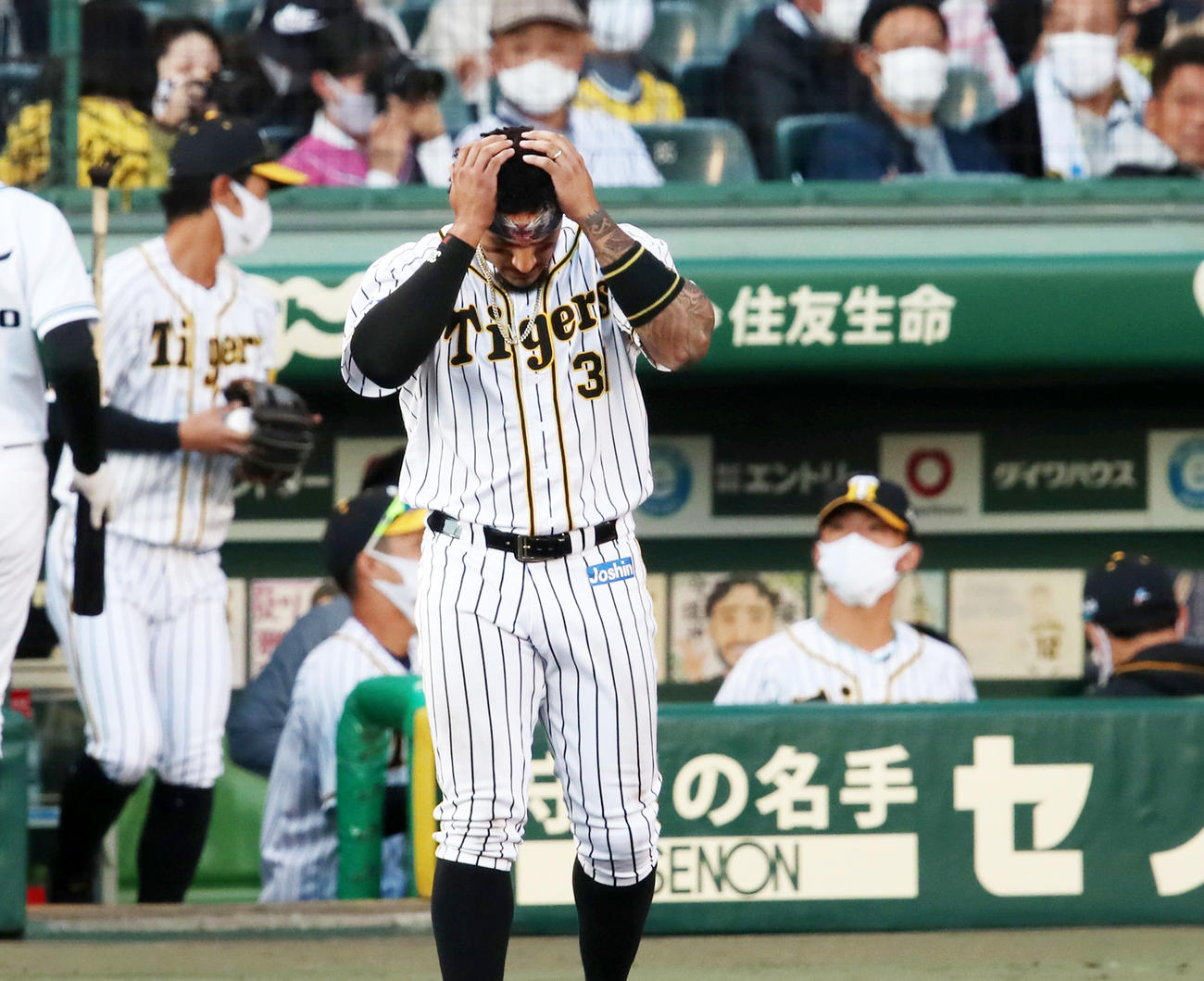 7日巨人戦の6回、満塁で三ゴロに倒れたマルテはヘルメットを取り頭を抱える