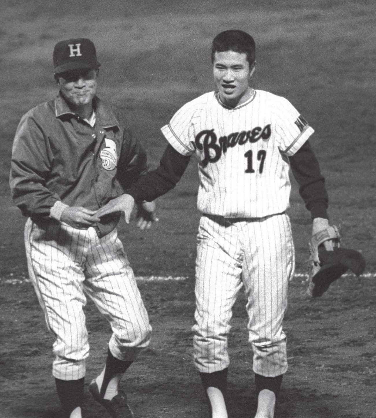 71年、近鉄に勝利し握手を交わす阪急西本監督（左）と山田