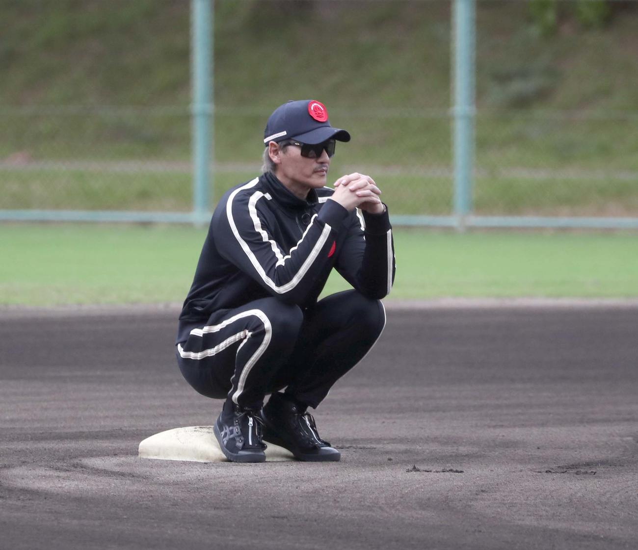 二塁から練習を見守る日本ハム新庄監督（撮影・黒川智章）