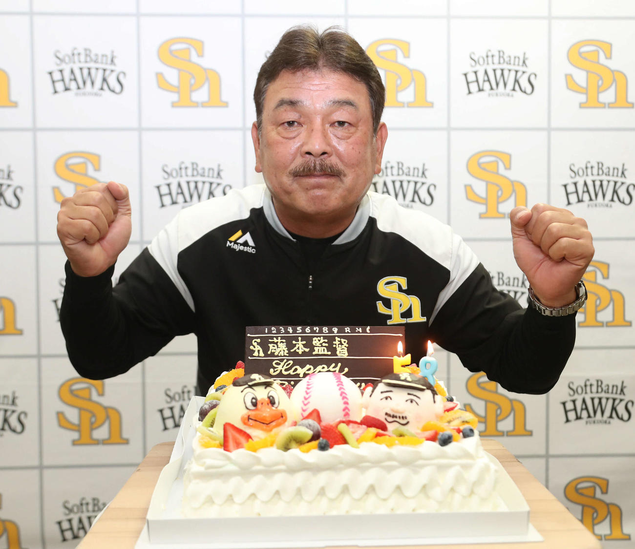 58歳の誕生日を迎えたソフトバンク藤本監督は、バースデーケーキを前にガッツポーズ（撮影・梅根麻紀）