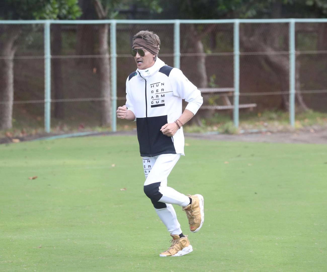 サブグラウンドを走る新庄監督（撮影・黒川智章）